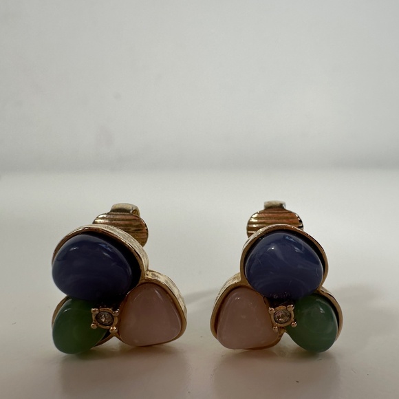 VTG Signed Avon Gold Tone Faux 3 Stone Cabochon Stud Earrings - Picture 3 of 5
